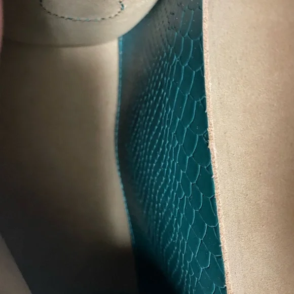 Green Crossbody Bag with Silver Clasp - Picture 2 of 7